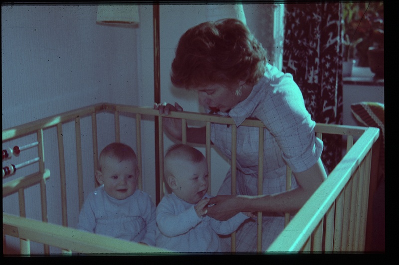 50.Delft mei 1964 Mama,Brigitte,Marion.JPG